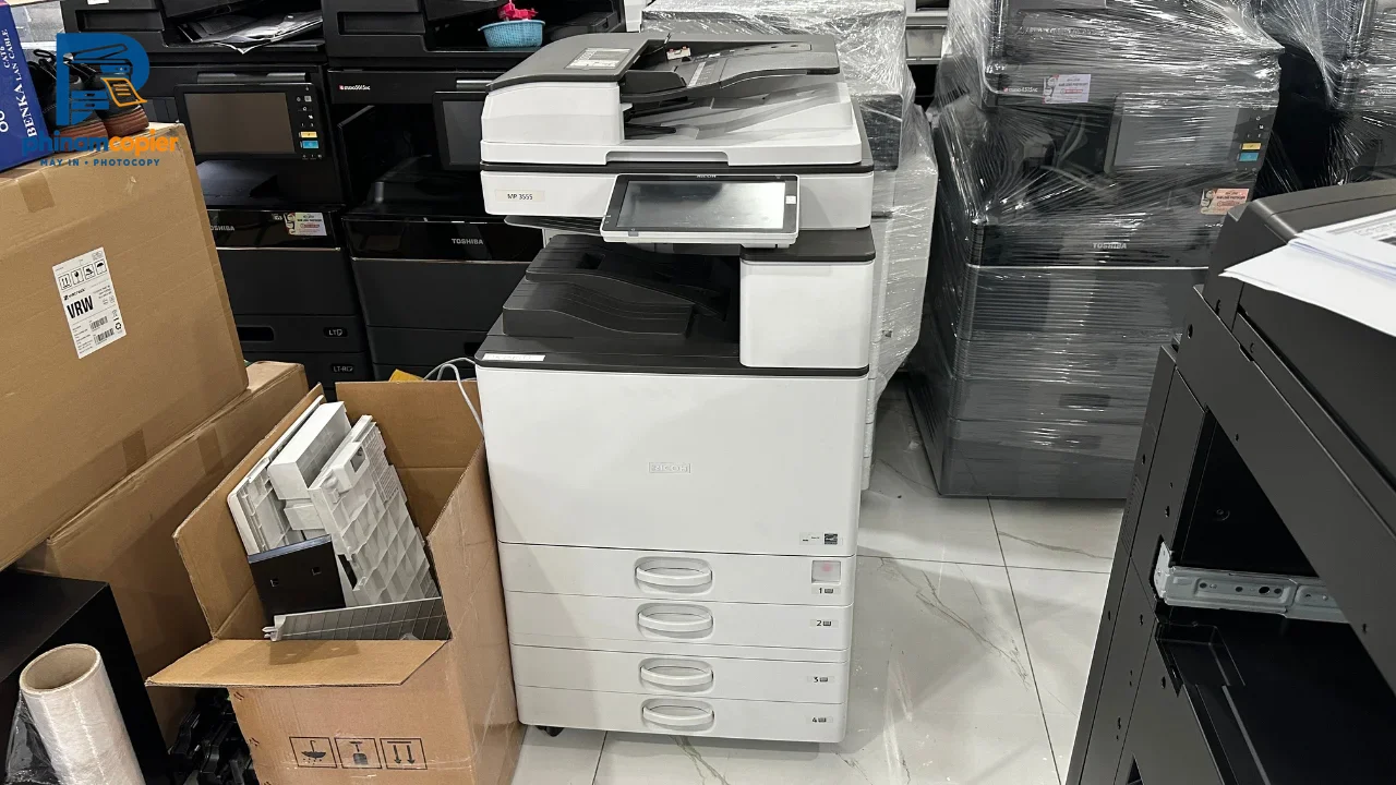 Kho máy photocopy và thiết bị văn phòng đã qua sử dụng, nhiều máy xếp chồng lên nhau