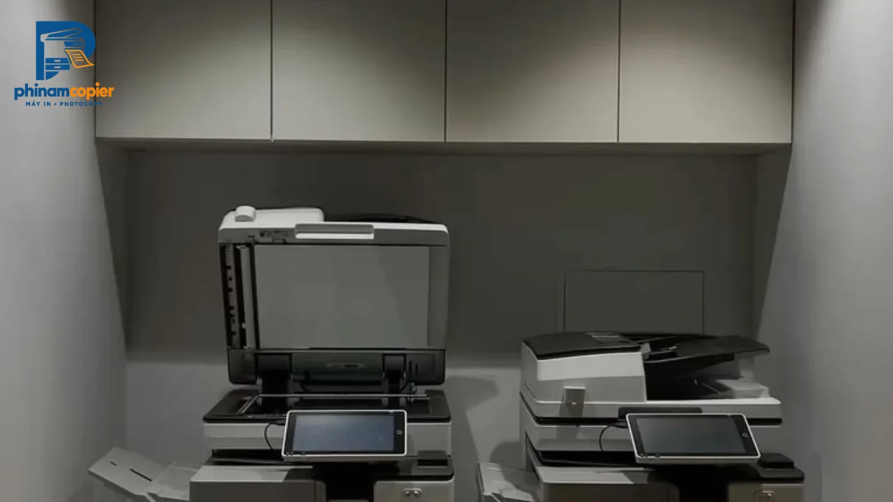 Hai máy photocopy và máy in trong văn phòng