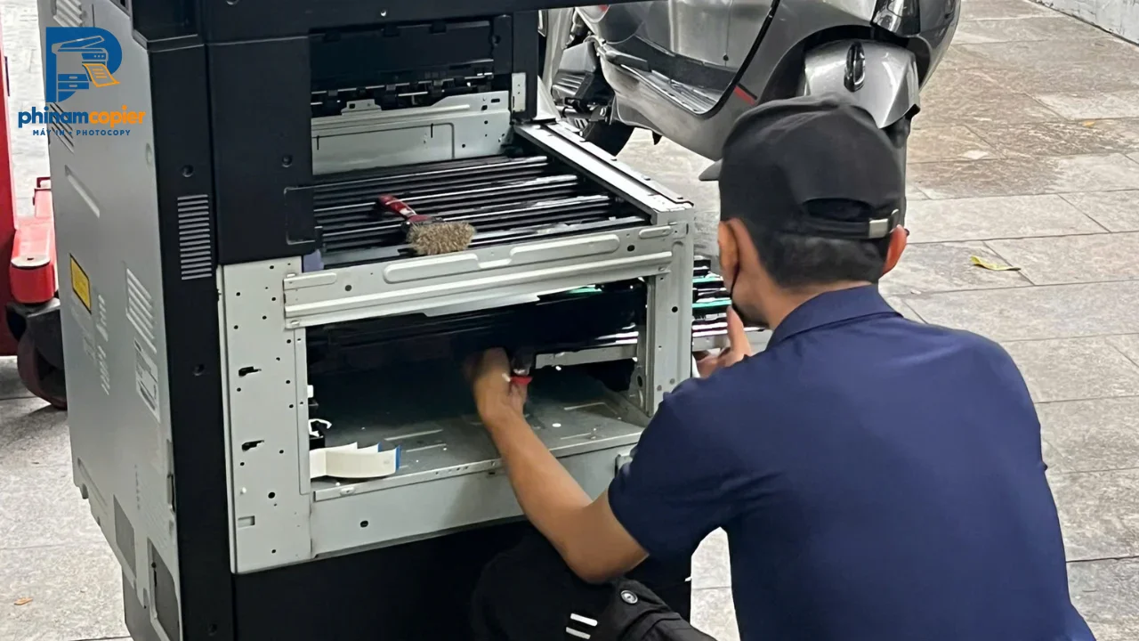 Kỹ thuật viên sửa chữa máy photocopy lớn