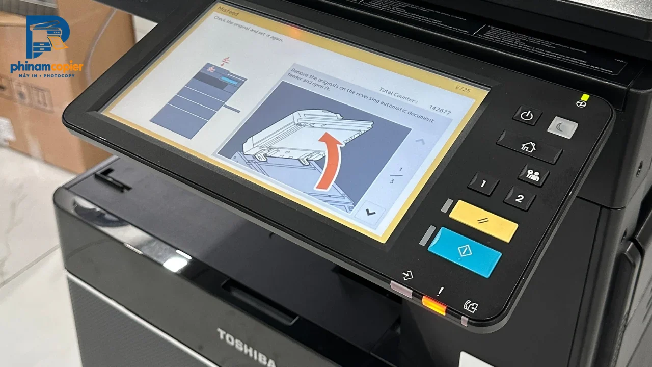 Máy photocopy Toshiba hiển thị hướng dẫn khắc phục lỗi kẹt giấy trên màn hình cảm ứng