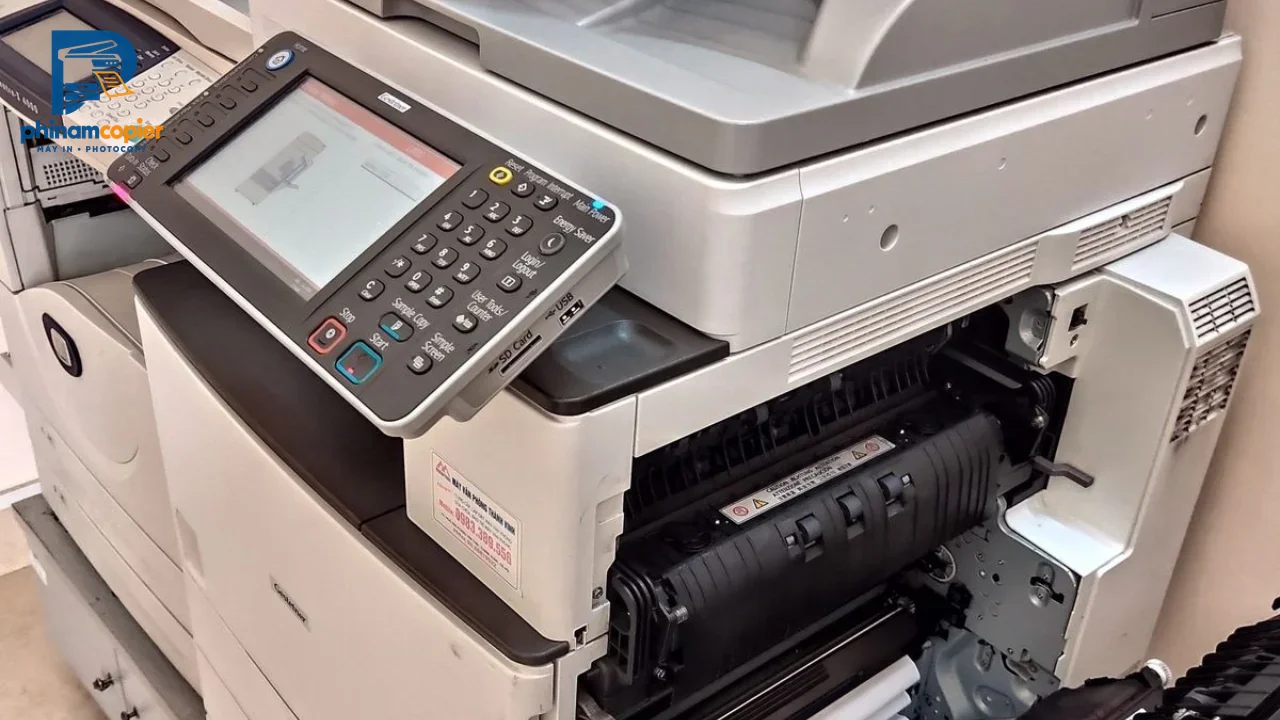Máy photocopy đa chức năng với màn hình cảm ứng, bàn phím số và các nút chức năng