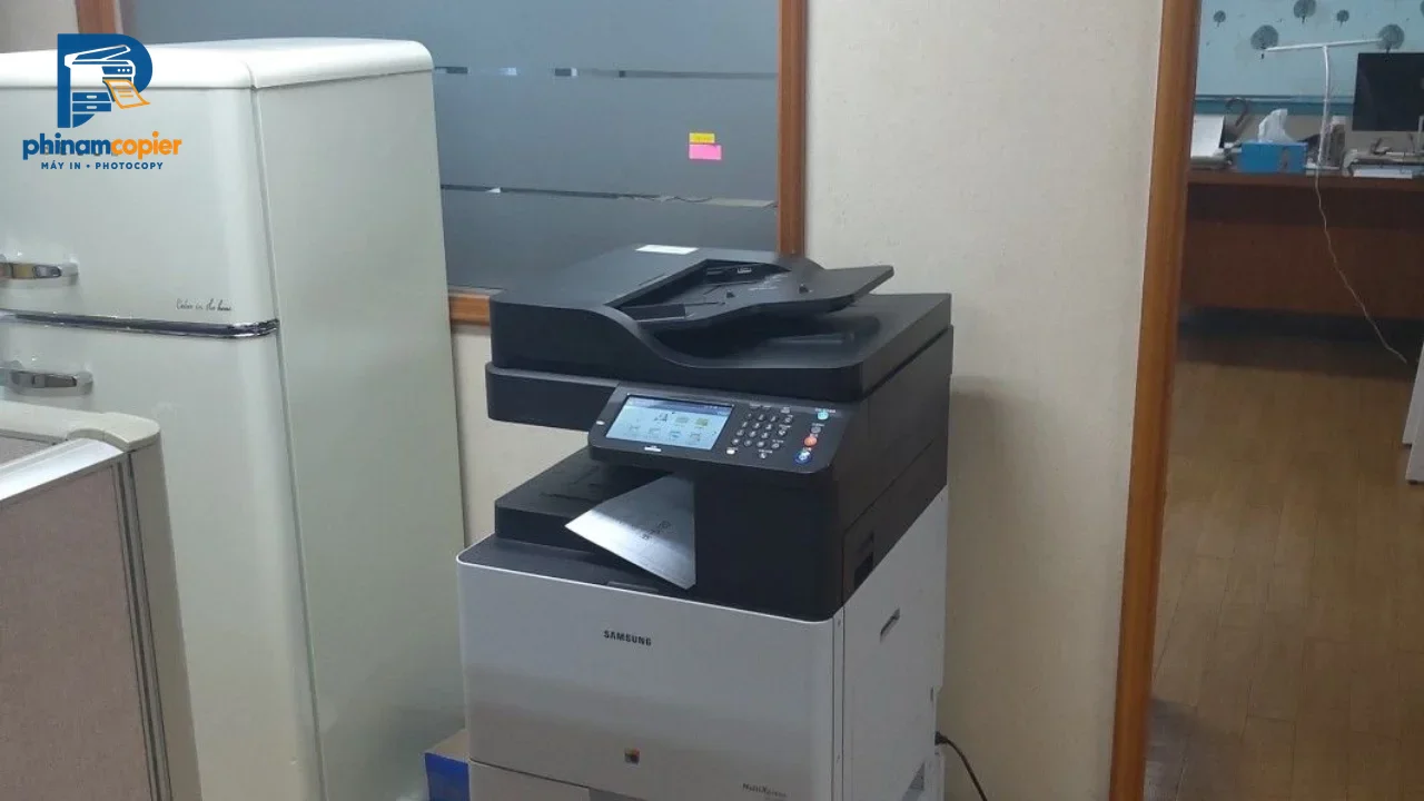 Máy photocopy Samsung và tủ lạnh Belle trong văn phòng