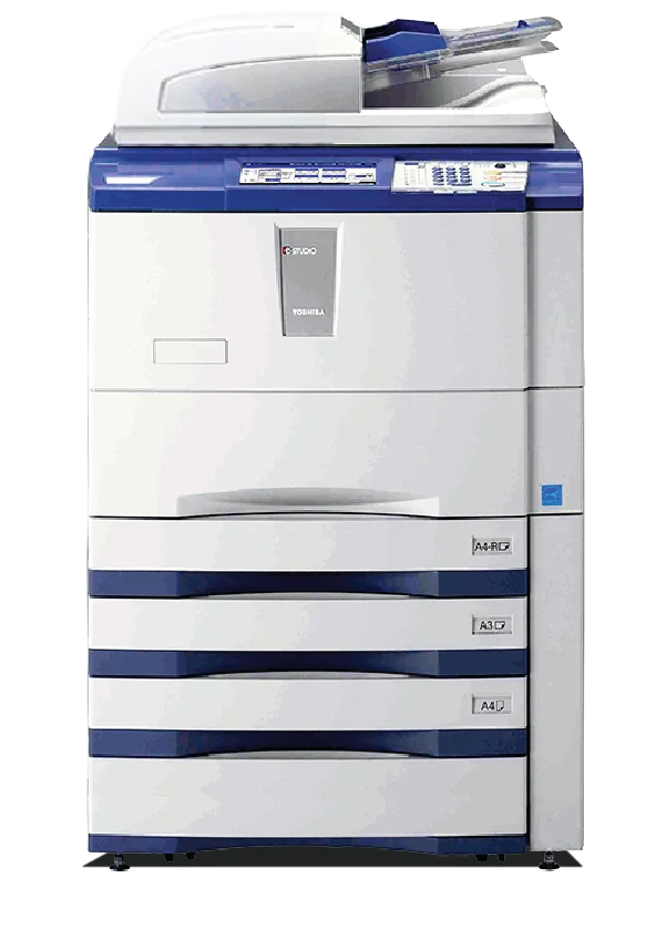 Máy photocopy Toshiba e-STUDIO màu trắng và xanh dương, có nhiều khay giấy và bảng điều khiển.