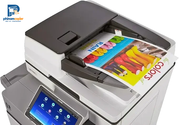 Máy photocopy Ricoh C4504 đang in hình ảnh dép xỏ ngón và ủng đi mưa.